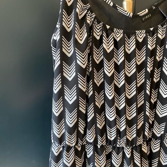 Beautiful Lined Summer Dress with chevron pattern - Picture 2 of 3